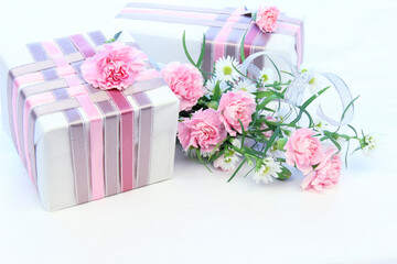 母の日　ピンクのカーネーションと白い孔雀草の花束と素敵なプレゼント（白バック）
