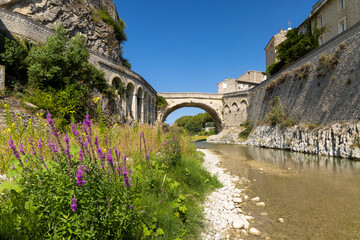 Pont Romain, Vaison la Romaine, departement Vaucluse, Provence, France - obrazy, fototapety, plakaty