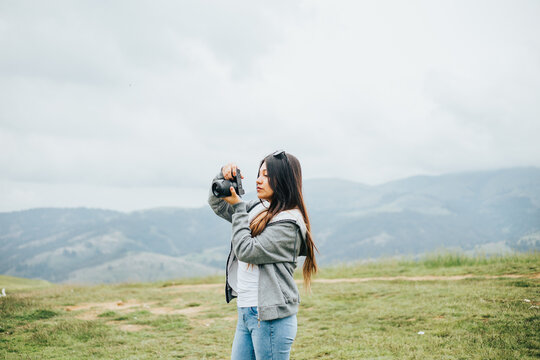 Joven fotógrafa mujer en una montaña. Concepto de Personas y Tecnología, Turismo.