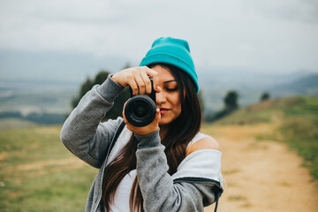 Obraz premium Joven fotógrafa mujer en una montaña. Concepto de Personas y Tecnología, Turismo.