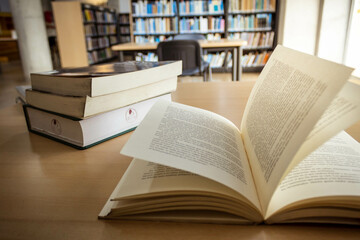 Libro abierto en biblioteca con celular para estudiar