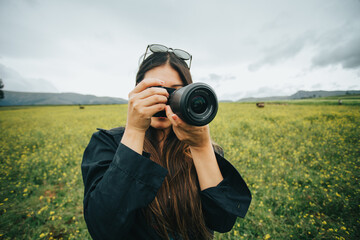 Joven fotógrafa mujer en una montaña. Concepto de Personas y Tecnología, Turismo.