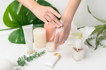 Obraz na płótnie Canvas close up hand of applying moisturizing cream, skincare and beauty concept