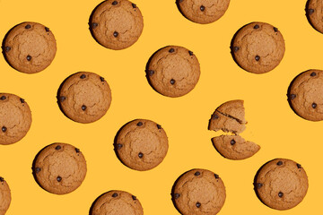 Obraz premium tasty cookies with chocolate on orange background