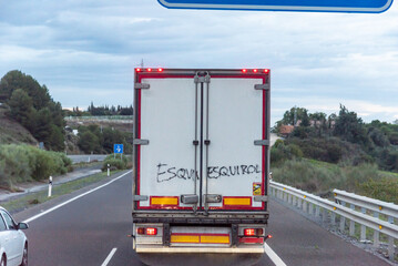 Refrigerator truck seen from behind with a graffiti that says scab (strike-breaker), working in times of transport strike.