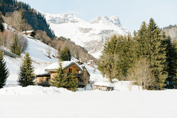 Un chalet au milieu des montagnes enneig&eacute;es