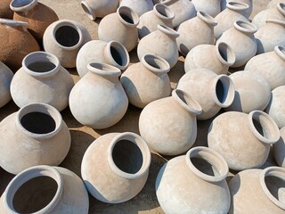 Fototapeta na wymiar Clay pitchers, pots, new clay water pots in india 