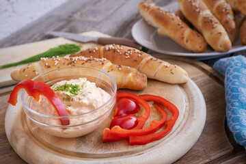 Liptaueraufstrich mit frischen Salzstangerl