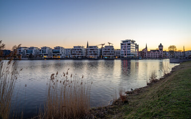 Obraz premium Sonnenuntergang und blaue Stunde am Phönixsee