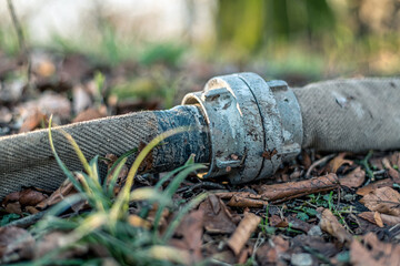 Mitten im Wald liegt ein Wasserschlauch