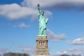 Obraz premium The Statue of Liberty in New York against a blue sky