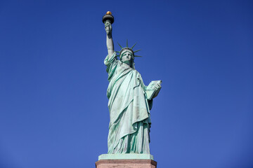 Fototapeta premium The Statue of Liberty in New York against a blue sky