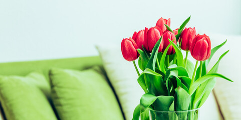 Hintergrund für den Frühlingsanfang, Bündel Tulpen in Wohnung, Headergröße, rote Tulpen,...