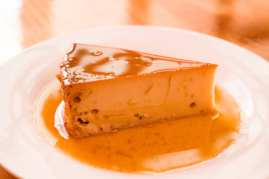 Flan Napolitano Casero Con Caramelo Postre Oro en Plato de Vidrio Presentaci&oacute;n Lujoso
