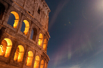 Il Colosseo con l'aurora boreale. Roma un paesaggio magico
