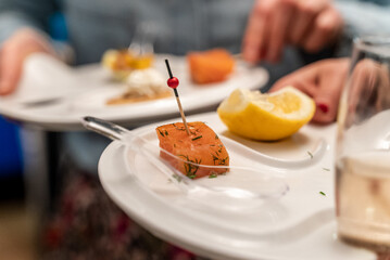 Un morceau de saumon avec un citron dans une assiette  pendant un buffet