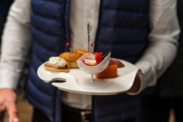 Une assiette blanche avec de la nourriture en petites portions dessus - obrazy, fototapety, plakaty