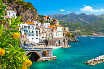 Schöne Aussicht auf Amalfi an der Mittelmeerküste mit Zitronen im Vordergrund, Italien