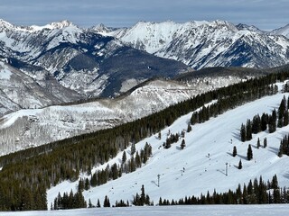 Landscape view of snowy mountains and forest of Vail Ski Resort, Colorado. - obrazy, fototapety, plakaty