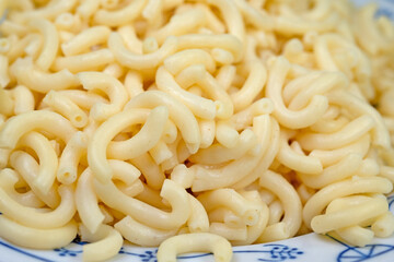 Gekochte Gabelspaghetti auf einem Teller