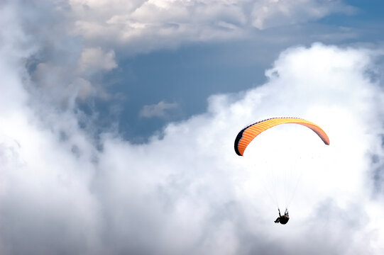 Enjoy the freedom with a paragliding flight