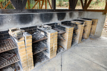 キャンプ場の炭焼き場、バーベキュー、かまど