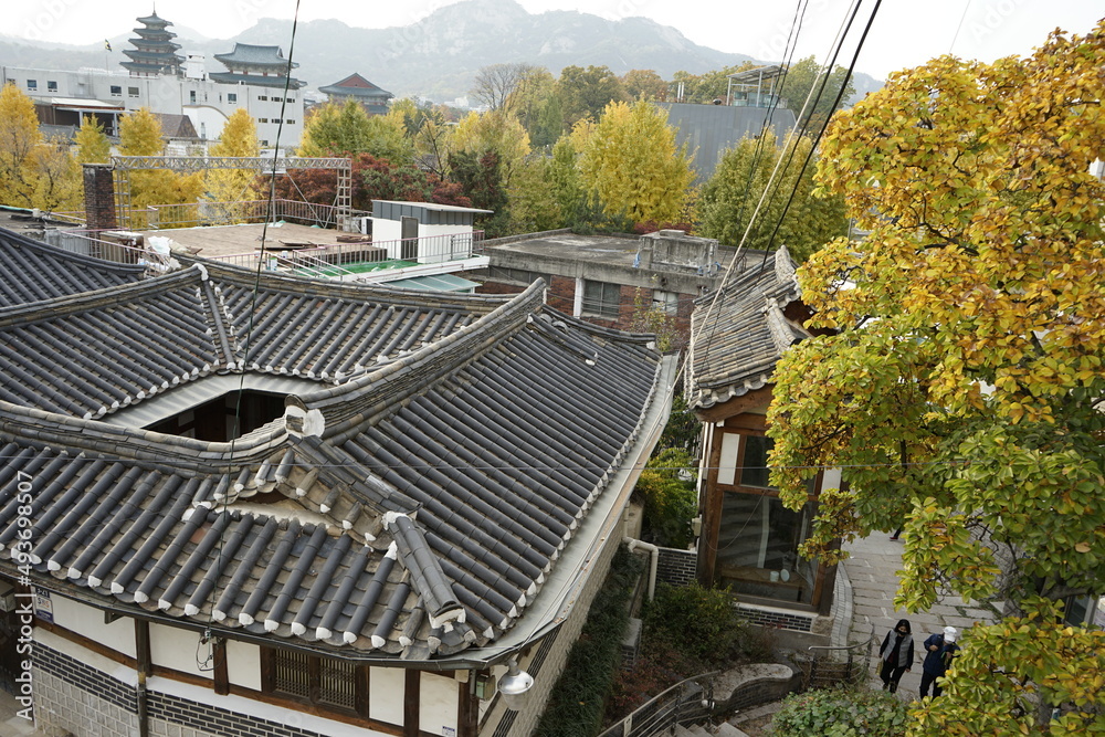 Wall mural 한옥마을 관광도시의 거리풍경입니다.