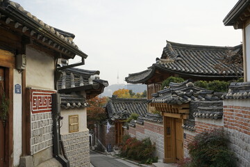 Fototapeta premium 관광도시 한옥마을과 삼청동 문화거리 가을 풍경