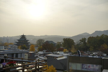 관광도시 한옥마을과 삼청동 문화거리 가을 풍경