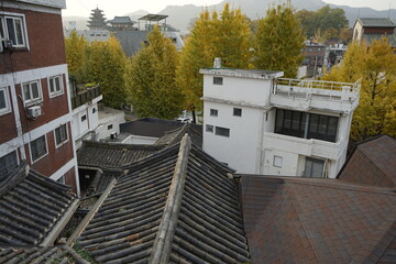 관광도시 한옥마을과 삼청동 문화거리 가을 풍경