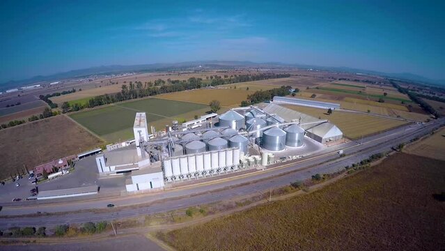 AEREA PANORAMICA PLANTA DE PROCESO DE ALIMENTO PARA GANADO GRAN ANGULAR