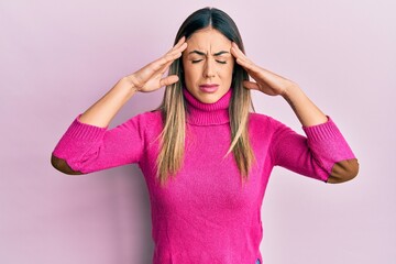 Naklejka premium Young hispanic woman wearing casual clothes with hand on head, headache because stress. suffering migraine.
