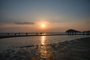 Obraz premium 四国香川県三豊市にある父母ケ浜（チチブガハマ）の夕日