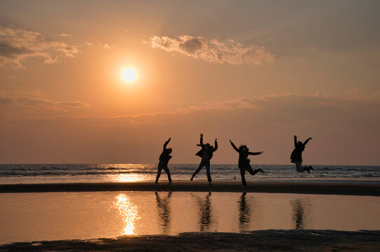 四国香川県三豊市にある父母ケ浜（チチブガハマ）の夕日