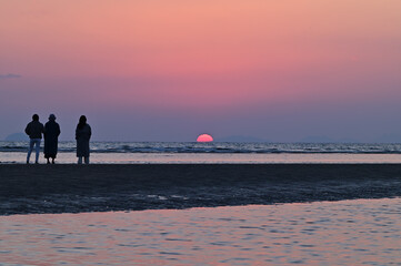 四国香川県三豊市にある父母ケ浜（チチブガハマ）の夕日