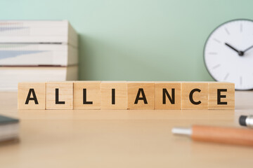 アライアンスのイメージ｜「ALLIANCE」と書かれた積み木とデスク