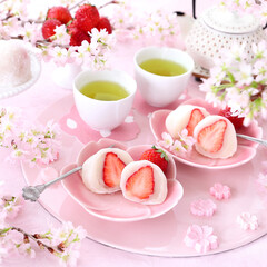 いちご大福でティータイム　おうちでお花見