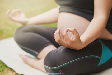 Plakat Meditating her way into motherhood. Cropped shot of an unrecognizable young pregnant woman meditating outside.