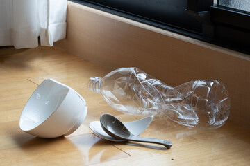 割れたお皿とつぶれたペットボトル