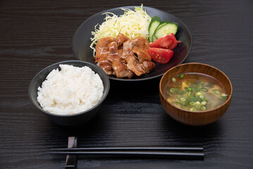 黒背景で撮影した手作りの豚肉生姜焼き定食