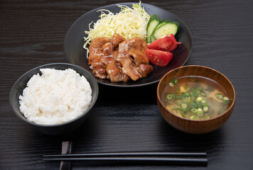 黒背景で撮影した手作りの豚肉しょうが焼き定食