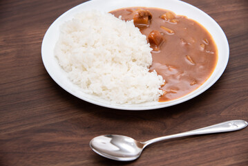 丸皿に盛り付けたカレーライス
