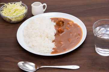 丸皿に盛り付けたカレーライス