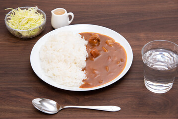 丸皿に盛り付けたカレーライス