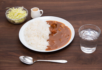 丸皿に盛り付けたカレーライス