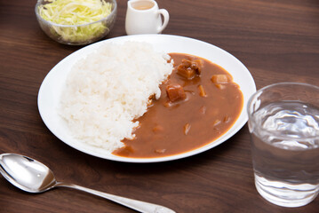 丸皿に盛り付けたカレーライス