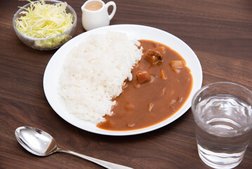 丸皿に盛り付けたカレーライス