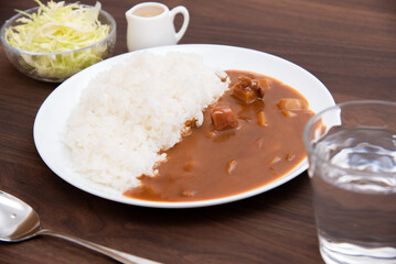 丸皿に盛り付けたカレーライス