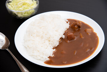丸皿に盛り付けたカレーライス