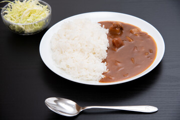 丸皿に盛り付けたカレーライス